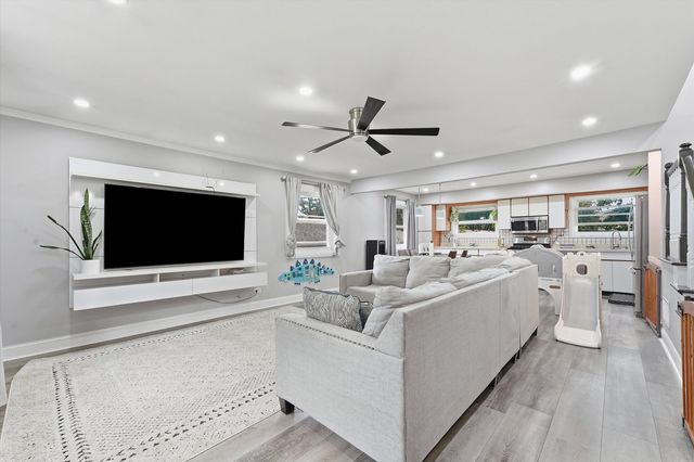 574 W Millers Road, Des Plaines, IL 60016