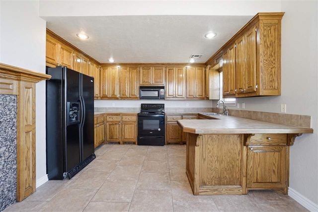 307 SE Camelot Dr, Lawton, OK 73501