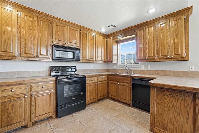 307 SE Camelot Dr, Lawton, OK 73501