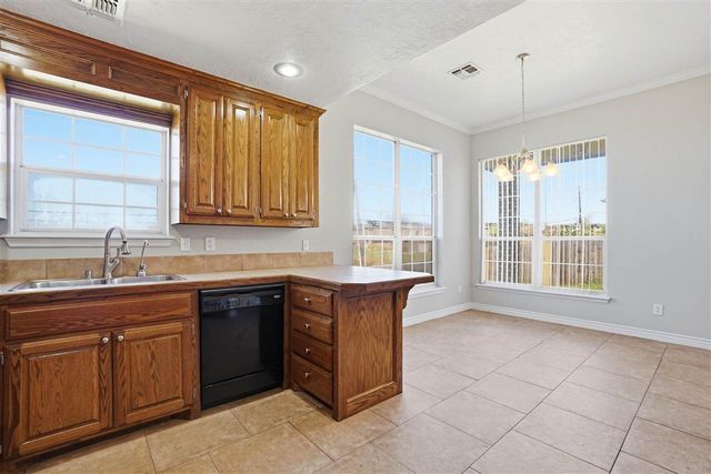 307 SE Camelot Dr, Lawton, OK 73501