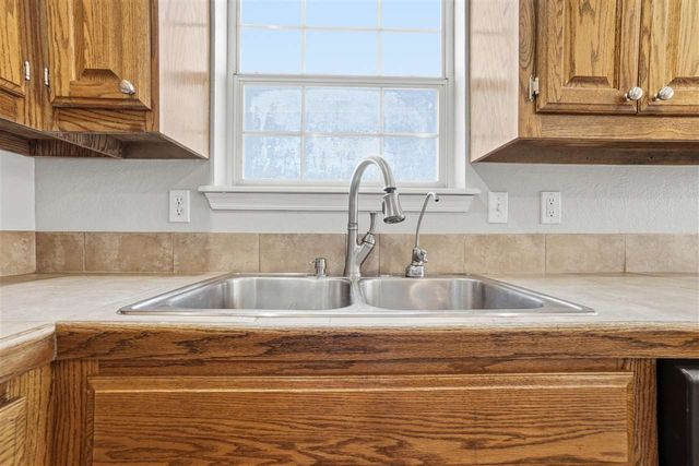 307 SE Camelot Dr, Lawton, OK 73501