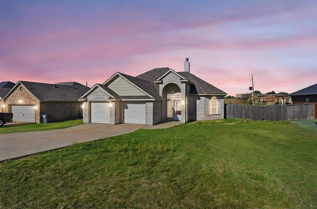 307 SE Camelot Dr, Lawton, OK 73501