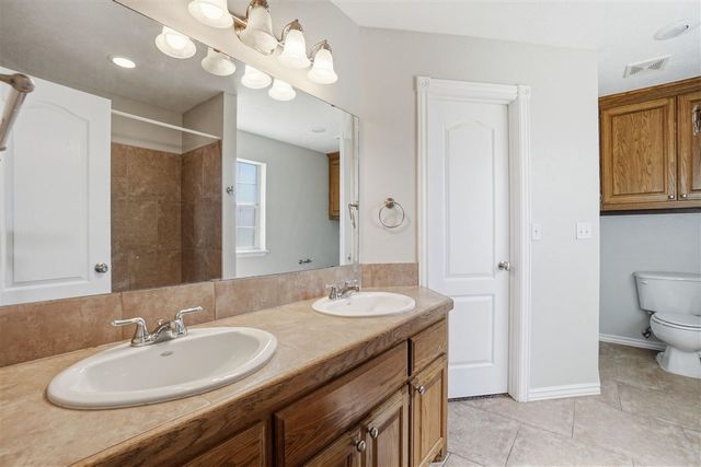 307 SE Camelot Dr, Lawton, OK 73501