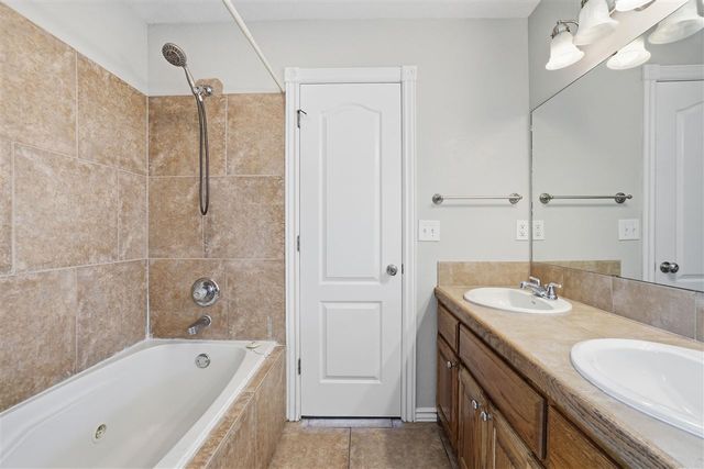 307 SE Camelot Dr, Lawton, OK 73501