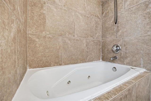 307 SE Camelot Dr, Lawton, OK 73501