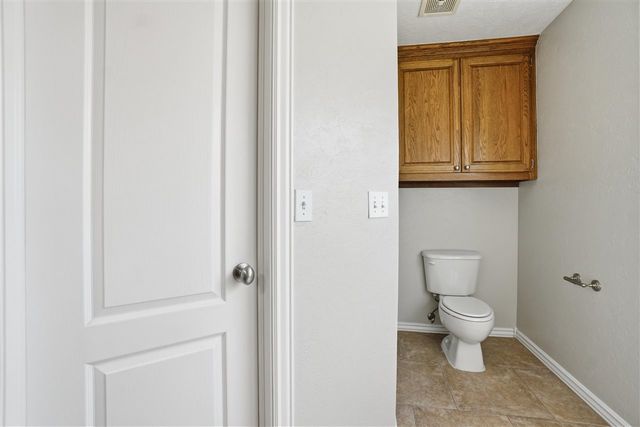 307 SE Camelot Dr, Lawton, OK 73501