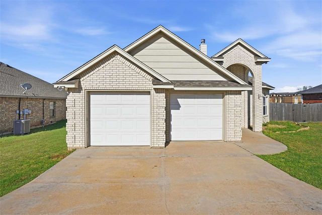 307 SE Camelot Dr, Lawton, OK 73501