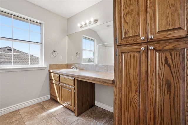 307 SE Camelot Dr, Lawton, OK 73501