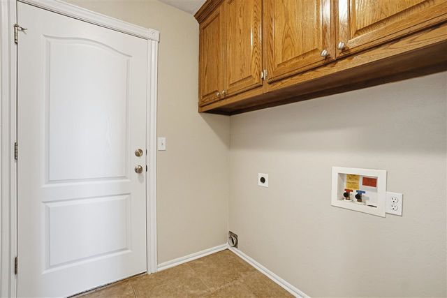 307 SE Camelot Dr, Lawton, OK 73501