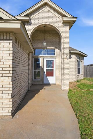 307 SE Camelot Dr, Lawton, OK 73501