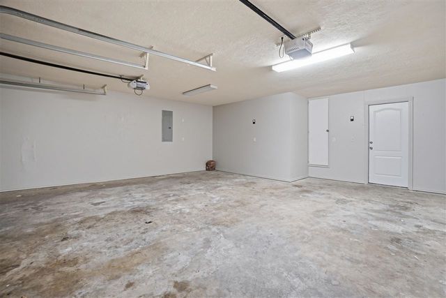 307 SE Camelot Dr, Lawton, OK 73501