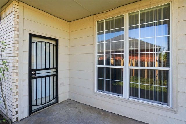 307 SE Camelot Dr, Lawton, OK 73501