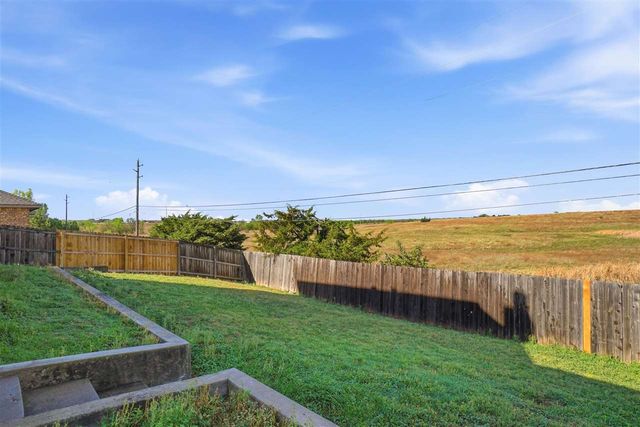 307 SE Camelot Dr, Lawton, OK 73501