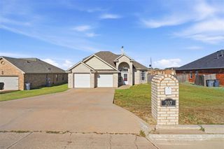 307 SE Camelot Dr, Lawton, OK 73501