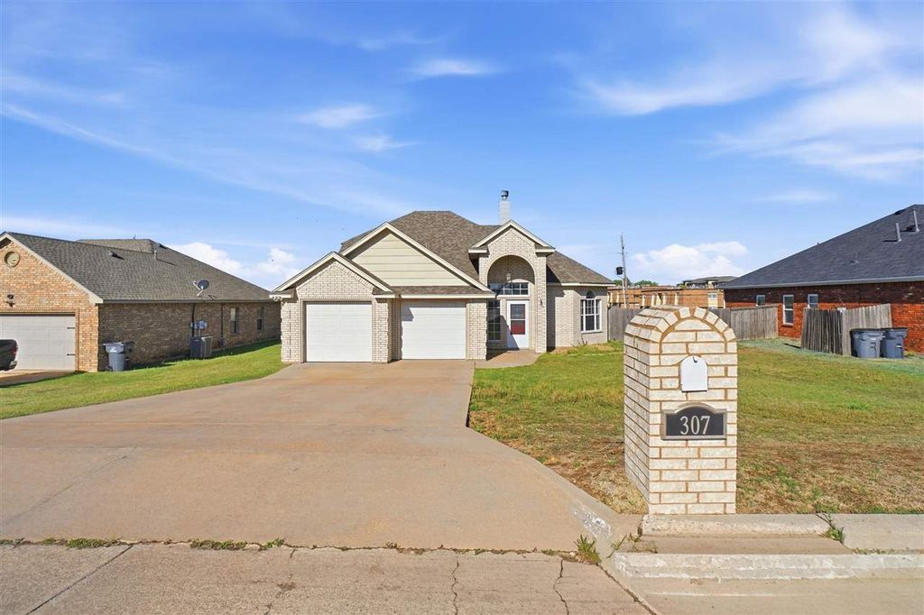 307 SE Camelot Dr, Lawton, OK 73501