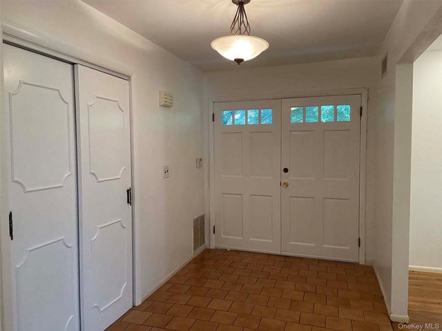 2 Livingston Road, Scarsdale, NY 10583