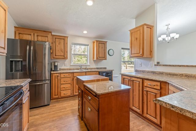 52555 Railroad Street, La Pine, OR 97739