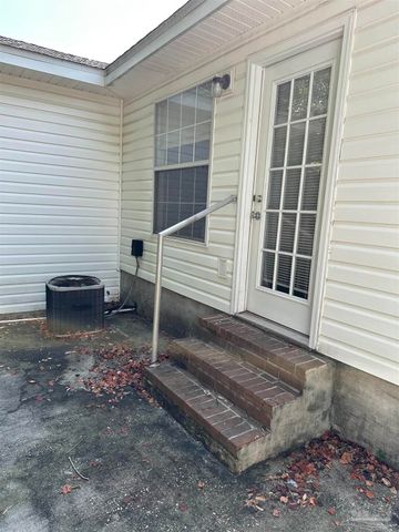 5602 West Shore Dr B, Pensacola, FL 32526