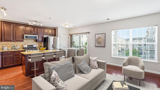 15360 KENSINGTON PARK DR, Woodbridge, VA 22191