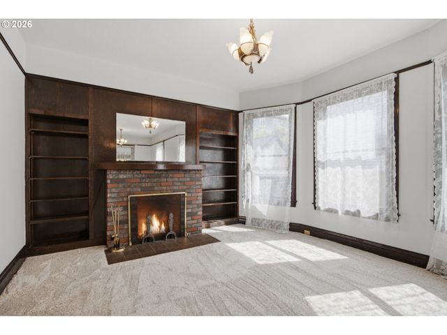 2003 Ne HALSEY St, Portland, OR 97232