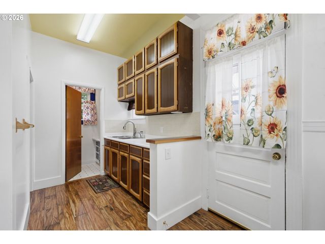 2003 Ne HALSEY St, Portland, OR 97232