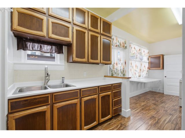 2003 Ne HALSEY St, Portland, OR 97232