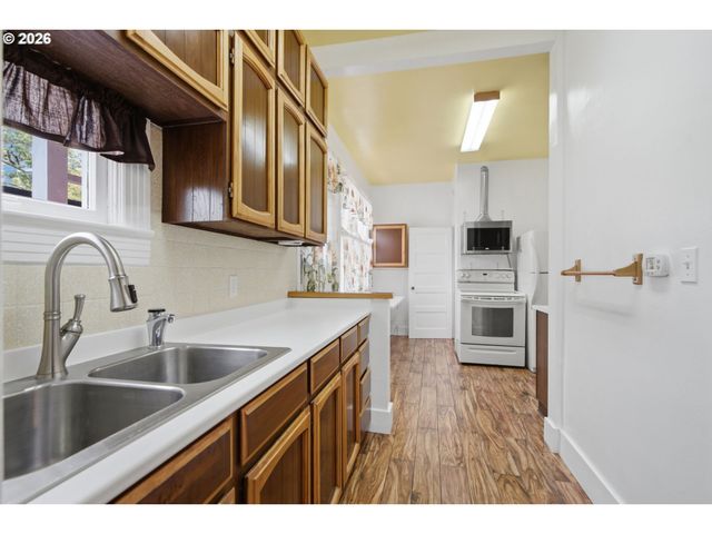 2003 Ne HALSEY St, Portland, OR 97232