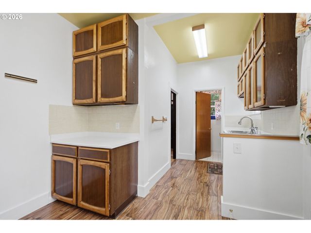 2003 Ne HALSEY St, Portland, OR 97232