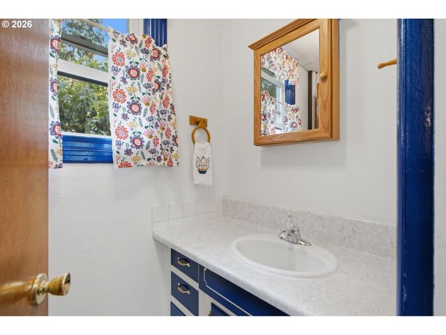 2003 Ne HALSEY St, Portland, OR 97232