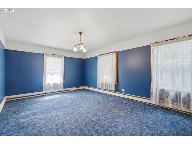 2003 Ne HALSEY St, Portland, OR 97232