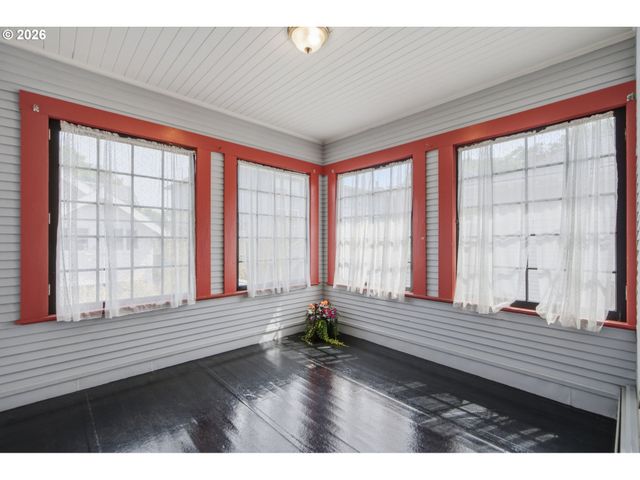 2003 Ne HALSEY St, Portland, OR 97232