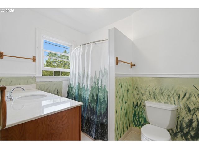 2003 Ne HALSEY St, Portland, OR 97232