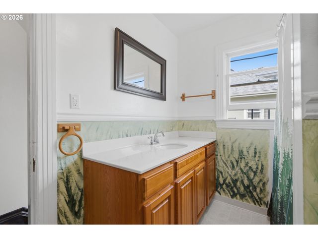 2003 Ne HALSEY St, Portland, OR 97232