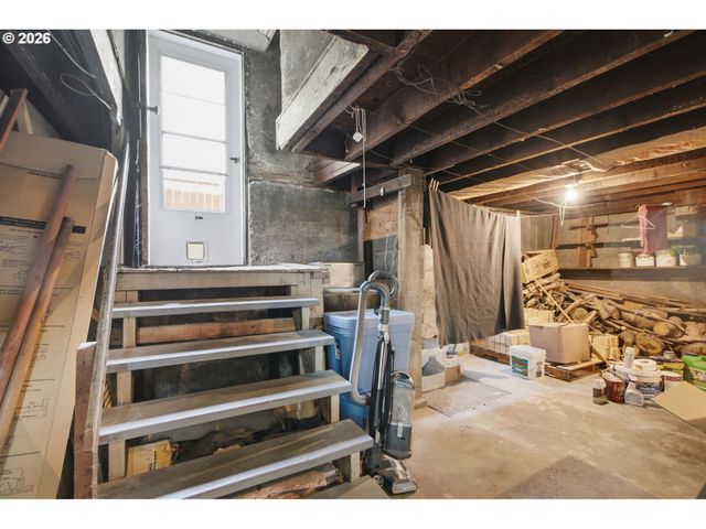2003 Ne HALSEY St, Portland, OR 97232