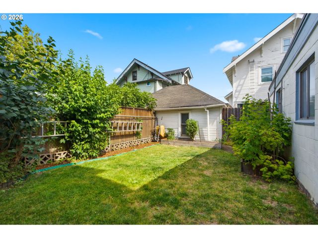 2003 Ne HALSEY St, Portland, OR 97232