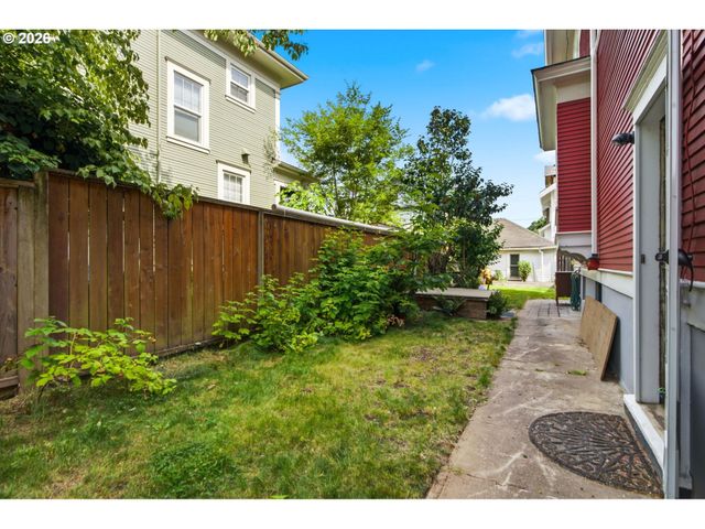2003 Ne HALSEY St, Portland, OR 97232