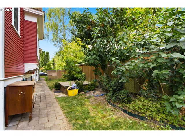 2003 Ne HALSEY St, Portland, OR 97232