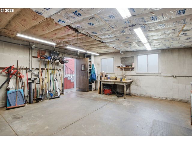 2003 Ne HALSEY St, Portland, OR 97232