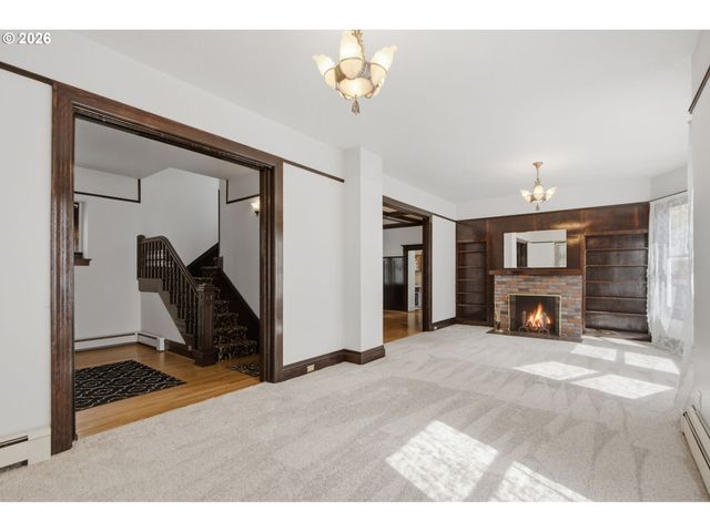 2003 Ne HALSEY St, Portland, OR 97232