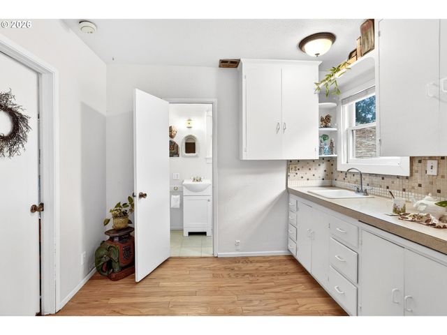 2820 Ne OREGON St, Portland, OR 97232