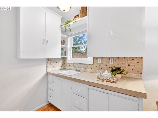 2820 Ne OREGON St, Portland, OR 97232