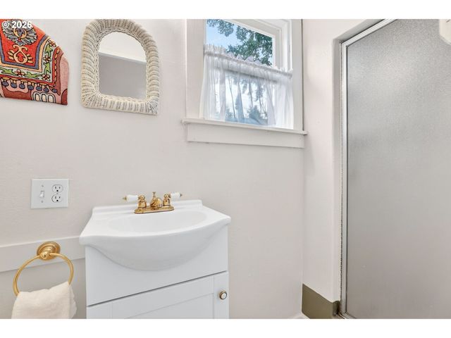 2820 Ne OREGON St, Portland, OR 97232