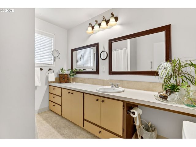 2820 Ne OREGON St, Portland, OR 97232