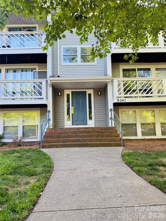 9541 Shannon Green Drive, Charlotte, NC 28213