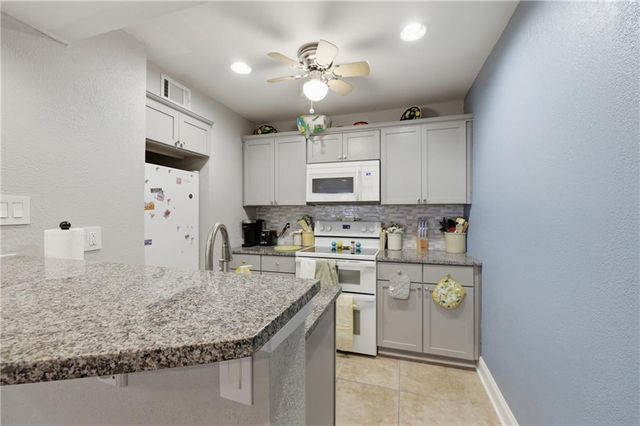 4727 Jarboe Street 102, Kansas City, MO 64112