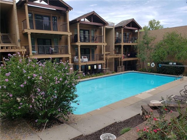 4727 Jarboe Street 102, Kansas City, MO 64112