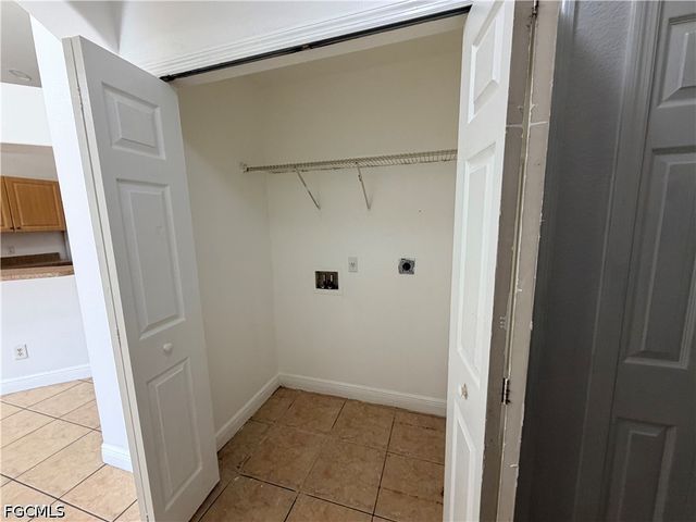 527 NE 24th PL, Cape Coral, FL 33909