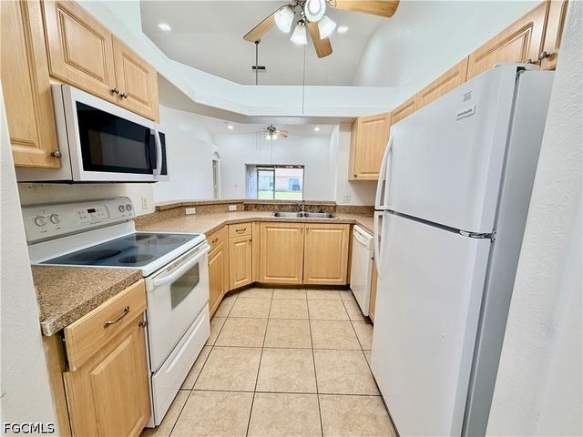 527 NE 24th PL, Cape Coral, FL 33909