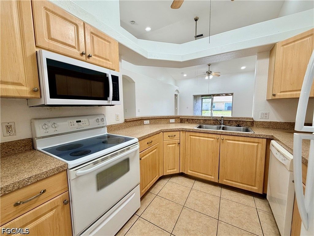 527 NE 24th PL, Cape Coral, FL 33909