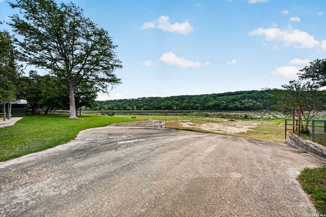 199 LAKESHORE DR S, Bandera, TX 78003